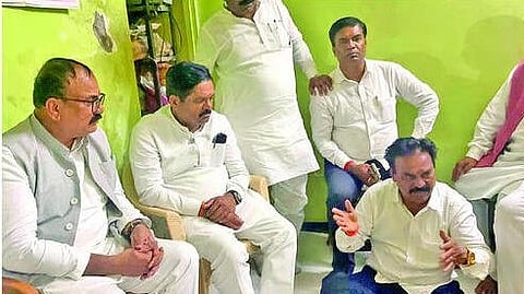 काँग्रेसचे प्रदेशाध्यक्ष हर्षवर्धन सपकाळ यांनी सोमवारी पाडसवान कुटुंबाची भेट घेतली. यावेळी खा. डॉ. कल्याण काळे यांच्यासह पदाधिकारी उपस्थित होते.