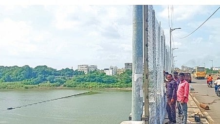 नांदेड - गोदावरी नदी पुलावरून होणार्‍या आत्महत्या रोखण्यासाठी महापालिकेच्या वतीने दहा फूट उंचीची लोखंडी जाळी बसविण्यात येत आहे.