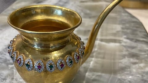 Urn stolen from Red Fort park : 