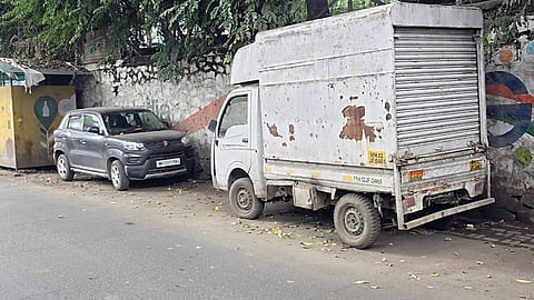 विसर्जन मार्गावरील बेवारस वाहने ‌’जैसे थे‌’; महापालिकेचा गणेशोत्सव तयारीचा दावा फोल