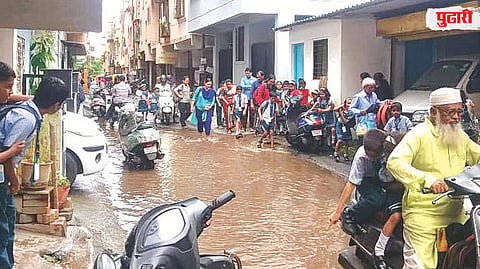 Urban Flooding: विद्यार्थ्यांची शाळेची वाट पाण्यातून