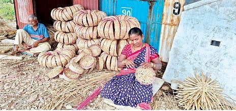 Ghatasthapana: घटस्थापनेतील परडीच्या कामाला वेग; वाल्ह्यातील परड्या पुण्यात विक्रीला 