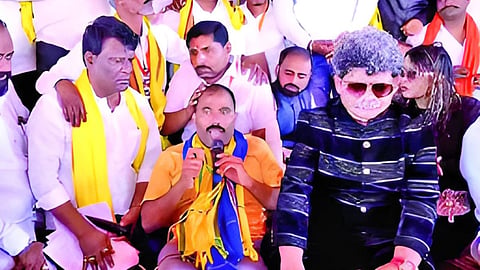 Gunaratna Sadavarte visited Dhangar Samaj Pretest site.