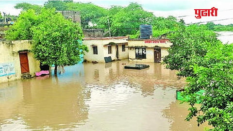 आष्टी : परतूर तालुक्यातील गंगासावंगी येथील जिल्हा परिषद शाळेत गोदावरी नदीला आलेल्या पुराचे शिरले.