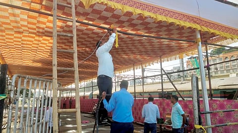 Railway crowd control active mode