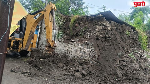 Mudgegaon wall collapse two injured