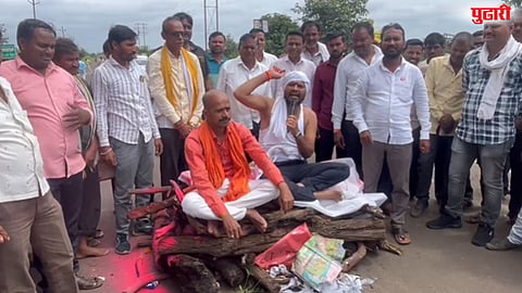 शेतकऱ्यांनी गोरेगाव - जिंतूर महामार्ग रोखत स्वतःचे सरण रचून पेटवून देण्याचा प्रयत्न केला. 