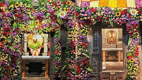 दसरा सणानिमित्त विठ्ठल रुक्मिणी मंदिरात फुलांची आकर्षक सजावट