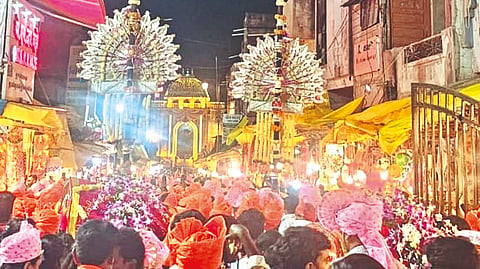Tuljabhavani Mata: सोलापूरच्या काठ्यांसह छबिना मिरवणुकीने मातेच्या यात्रेची सांगता    