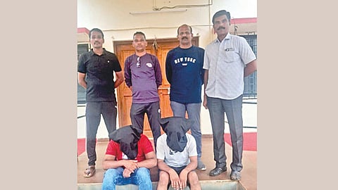 सावंतवाडी : जेरबंद करण्यात आलेल्या दोघा संशयितांसमवेत पोलिस उपनिरीक्षक अनिल हडळ व पोलिस कर्मचारी.                 