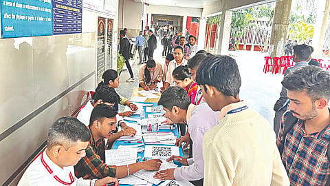 नाशिक :  मविप्रच्या गंगापूर रोडवरील राजर्षी शाहू महाराज पॉलिटेक्निकमध्ये आयोजित मेगा जॉब फेअरमध्ये रोजगारासाठी नोंदणी करताना विद्यार्थी.