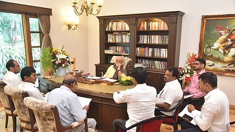 येवला : आढावा बैठकीत बोलताना मंत्री छगन भुजबळ समवेत अधिकारी.
