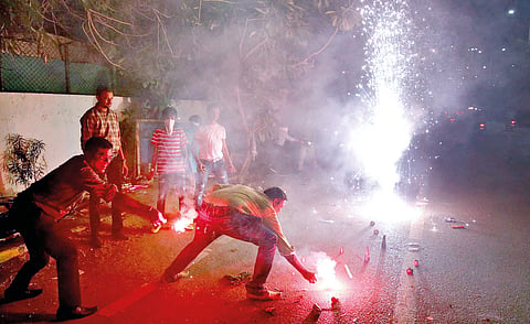 Firecracker Safety Tips: बच्चे कंपनींनो फटाके फोडताना घ्या काळजी!