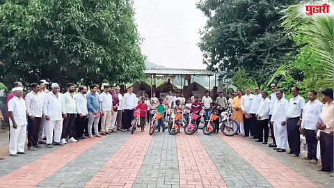 आदिवासी विद्यार्थ्यांचा आनंद गगनात मावेना!