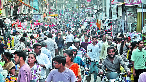 नाशिक : लक्ष्मीपूजनाच्या पूर्वसंध्येला खरेदीसाठी नागरिकांनी बाजारपेठेत केलेली गर्दी 