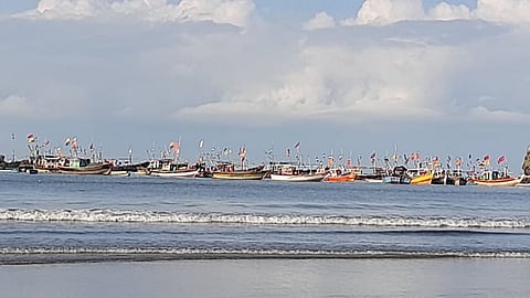 high waves Konkan coast