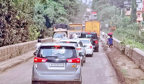 Satara News: डांबरीकरणाच्या कामामुळे सातारा-लोणंद रस्ता जाम