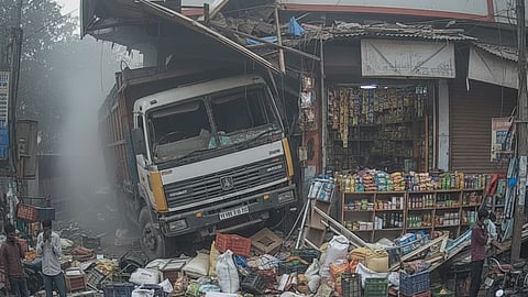 Yavatmal Truck Accident | माहूर रोडवर भीषण अपघात! भरधाव ट्रक थेट किराणा दुकानात घुसला; अपघाताचा CCTV व्हिडीओ व्हायरल