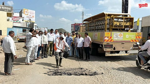 खड्ड्यांतील ठिय्या आंदोलनाला यश; शिक्रापूरमध्ये रस्त्याची दुरुस्ती सुरू