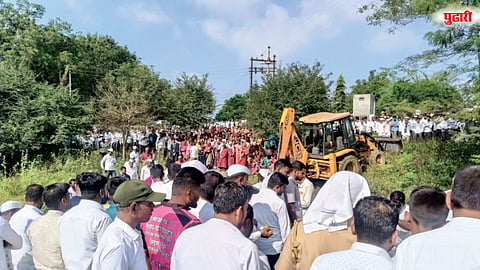 पिंपरखेड (ता. शिरूर) येथे रोहनच्या अंत्यसंस्कारावेळी उपस्थित असलेला जनसमुदाय. 
