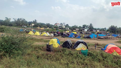 चिंचणी (ता. शिरूर) येथील घोड धरणाच्या संपादित क्षेत्रात राहणारे वारसदार. (छाया : बापू जाधव)