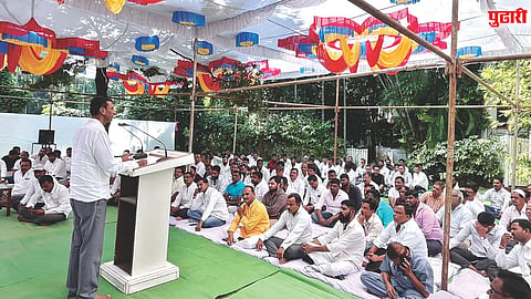 नगरपंचायत निवडणुकीच्या पार्श्वभूमीवर आयोजित कार्यकर्त्यांच्या बैठकीत बोलताना माजी मंत्री शंकरराव गडाख.