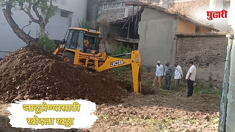 जेसीबीने खड्डा खोदताना सहाजणांना रंगेहात पकडले 