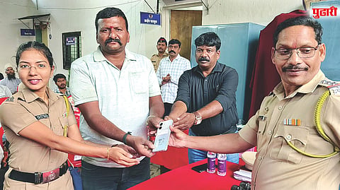 हरवलेले 70 मोबाईल मालकांना परत