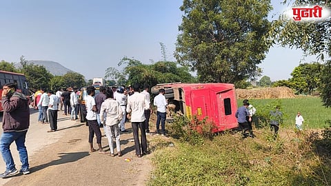 Nashik Nandurbar highway bus accident 
