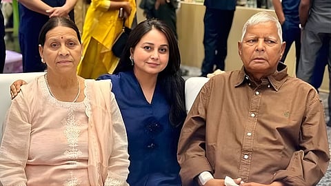 लालू प्रसाद यादव आणि राबडीदेवी यांच्‍यासमवेत रोहिणी आचार्य.