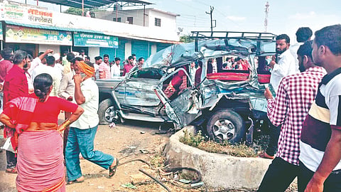Solapur Accident: टायर फुटून क्रूझरला अपघात; 3 ठार