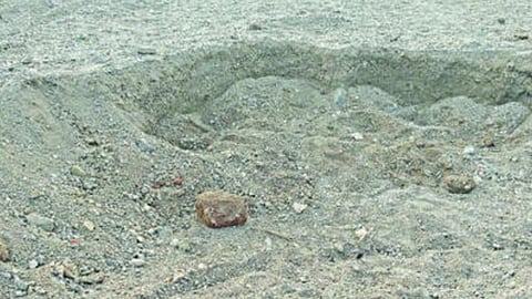Illegal sand extraction : अंजना नदीपात्रातून अवैध वाळू उपसा, प्रशासनाचे दुर्लक्ष
