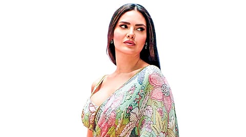 Actress Esha Gupta 