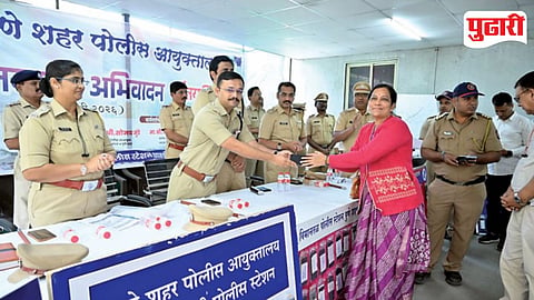 चोरी गेलेले मोबाईल तक्रारदारांना परत देताना अपर पोलिस आयुक्त मनोज पाटील, पोलिस उपायुक्त सोमय मुंडे व वरिष्ठ अधिकारी.