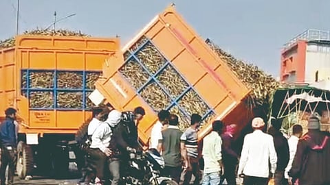 आदमापूर : येथील उड्डाणपुलावर टेम्पोवर आदळलेली उसाने भरलेली ट्रॉली.