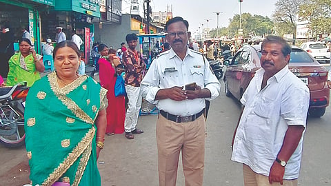 सोलापुरातील रिक्षाचालकाचा प्रामाणिकपणा
