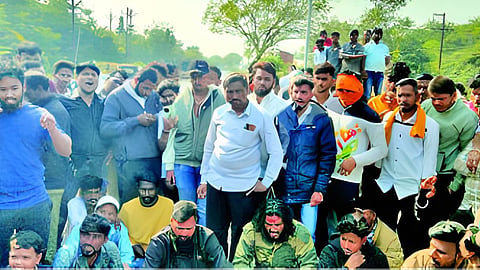 गोमांस वाहतूक करणाऱ्या ऑटोरिक्षाची जमावाकडून तोडफोड; कत्तलखान्यावर कारवाईची मागणी