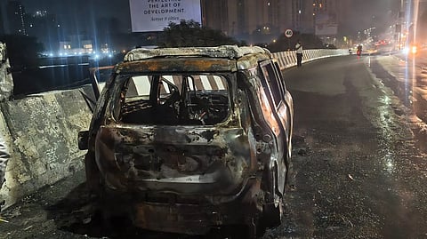 Car catches fire Thane