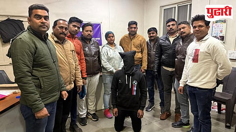 अटक केलेल्‍या आरोपीसह खंडणीविरोधी पथकातील अधिकारी आणि अंमलदार.