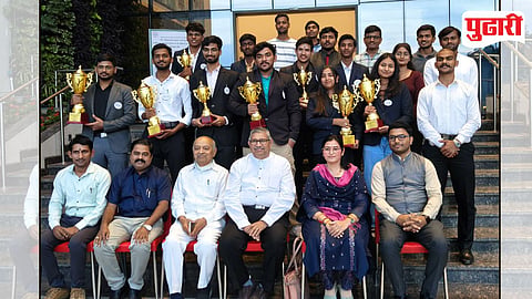 सर्वाधिक पारितोषिके पटकाविणाऱ्या विजेत्या खेळाडूसमवेत उपस्थित मान्यवर.