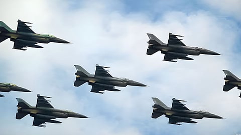 अमेरिकेने पाकिस्तानच्या F-16 लढाऊ विमानांसाठी (F-16 Fighter Jets) ६८६ दशलक्ष डॉलर्स  किमतीच्या मोठ्या तंत्रज्ञान विक्रीला मंजुरी दिली आहे. 