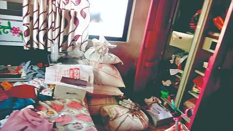 8 lakh property stolen