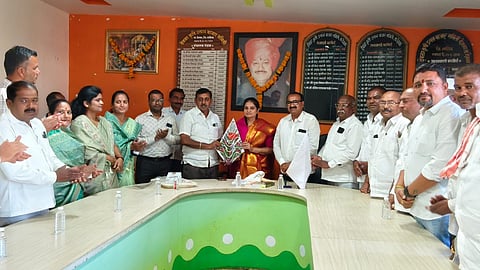 देवळा बाजार समितीच्या नूतन सभापती धनश्री आहेर यांचा सत्कार करताना मविप्रचे संचालक विजय पगार, उपसभापती विजय सोनवणे, माजी सभापती योगेश आहेर, केदा आहेर आणि निवडणूक निर्णय अधिकारी सुजय पोटे. 