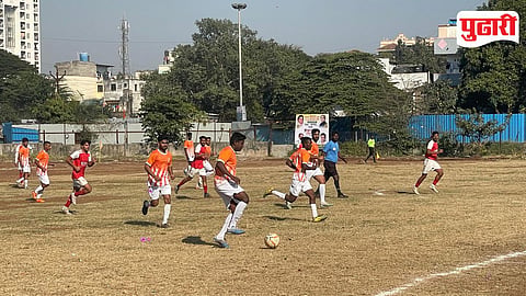 सेवा, कर्तव्य, त्याग‌' फुटबॉल स्पर्धेतील जीओजी एफसी संघाचा खेळाडू चेंडूवर ताबा मिळविताना.
