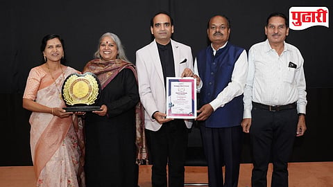 डॉ. राऊत दाम्पत्‍याला प्रथम पारितोषिक देऊन गौरव करताना प्रसिद्ध मराठी अभिनेत्री रेणुका दप्तरदार यांच्या हस्ते ॲड. चेतन गांधी व इतर मान्यवर.