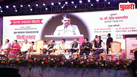  पुस्तक महोत्सवात मार्गदर्शन करताना मुख्यमंत्री देवेंद्र फडणवीस. यावेळी व्यासपीठावर उपस्थित अन्य मान्यवर.