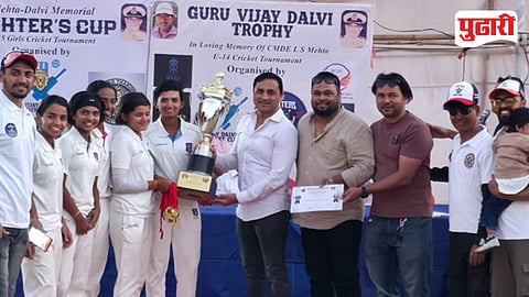 फायटर्स कप 15 वर्षांखालील मुलींच्या क्रिकेट स्पर्धेतील विजेत्यांसह उपस्‍थित मान्यवर.