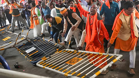 बांगलादेशमध्‍ये हिंदूंवरील अत्याचारांविरुद्धच्या आंदोलनादरम्यान हिंदू जागरणच्या सदस्यांनी पोलिसांचे बॅरिकेड्स तोडले.