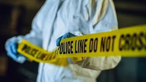 crime news | नराधम मुलाने उद्‍ध्वस्त केलं हसतं-खेळतं कुटुंब; आईसह भावंडांची निर्घृण हत्या करून स्वतःच गाठलं पोलीस स्टेशन!
