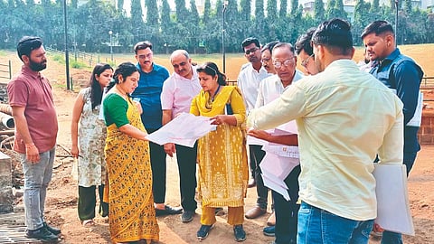 कोल्हापूर : संगीतसूर्य केशवराव भोसले नाट्यगृहाच्या कामाची पाहणी करताना प्रशासक के. मंजुलक्ष्मी, शहर अभियंता रमेश मस्कर, सहायक अभियंता सुरेश  पाटील, अभियंता अनुराधा वांडरे आदी.	